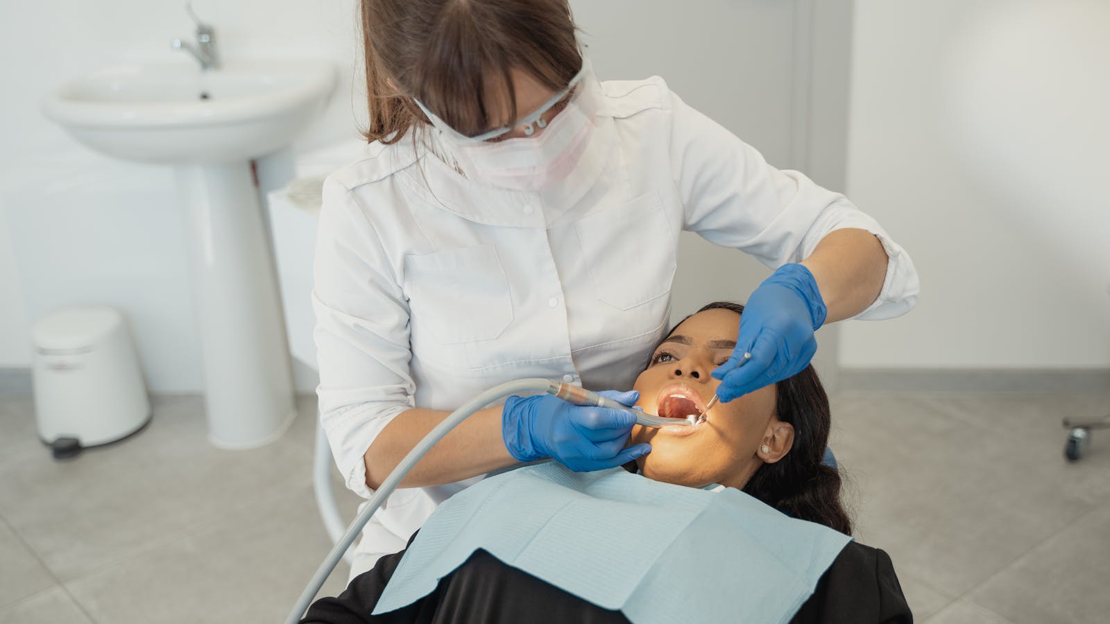 Dentista examinando a un paciente, representando el seguro dental en Florida para 2026