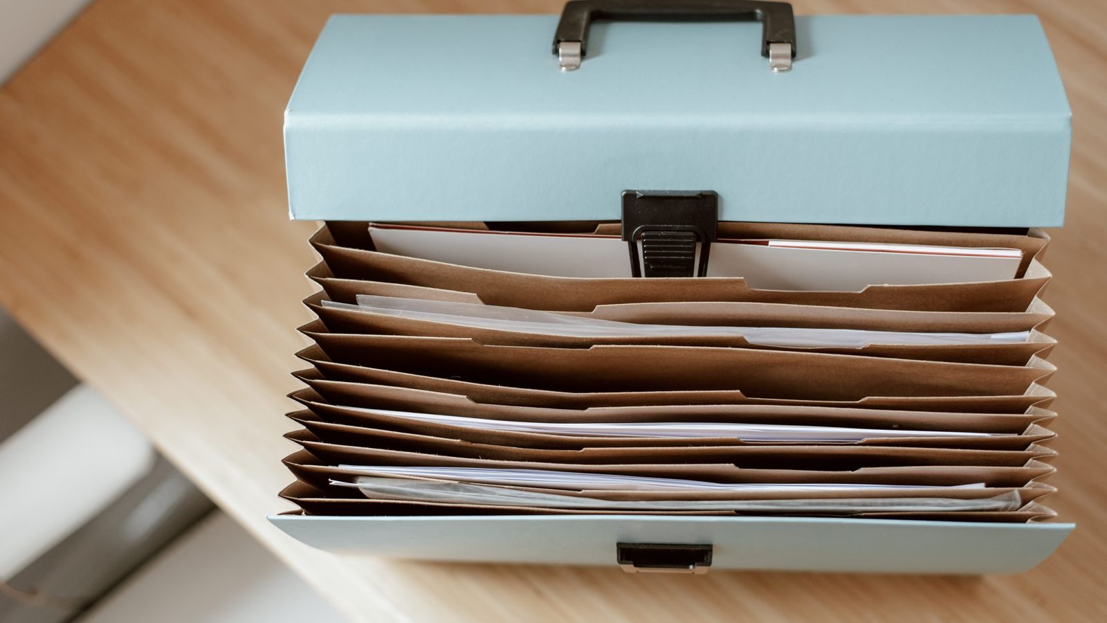 Carpeta con documentos y lista de verificación para la inscripción del Mercado ACA en Florida